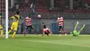 Pemain Madura United, Rodrigues Aracil saat mencetak gol ke gawang Persiba Balikpapan pada laga Torabika SC 2016 di Stadion Gelora Bangkalan, Senin(13/6/2016).  (Bola.com/Nicklas Hanoatubun)