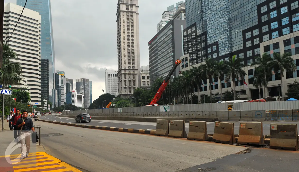Sejumlah kendaran melintas di Jalan Sudirman-Gatot Subroto, Jakarta, Kamis (22/03). Akibat aksi unjuk rasa yang dilakukan sopir taksi membuat jalan di kawasan ini menjadi lengang. (Liputan6.com/Faisal R Syam)