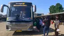 Selain itu, pemerintah juga menyelenggarakan program mudik gratis melalui moda transportasi darat, laut, dan kereta api yang ditargetkan melayani 113.262 penumpang dan 12.140 sepeda motor. Tampak dalam foto, para calon penumpang menunggu waktu keberangkatan di Agen Bus Pondok Pinang, Jakarta Selatan, Sabtu (14/3/2026). (merdeka.com/Arie Basuki)