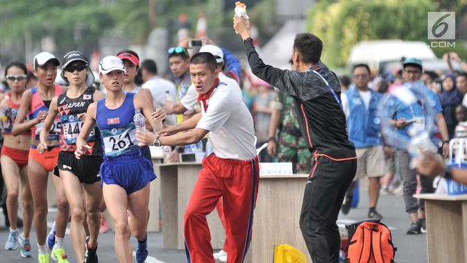 Para pelari putri melintasi Jalan MH Thamrin saat mengikuti lari maraton putri nomor 42 kilometer Asian Games 2018, Jakarta, (26/8). Medali perak diraih Nogami Keiko dari Jepang dengan catatan waktu 2 jam 36 menit 27 detik. (Merdeka.com/Iqbal S. Nugroho)