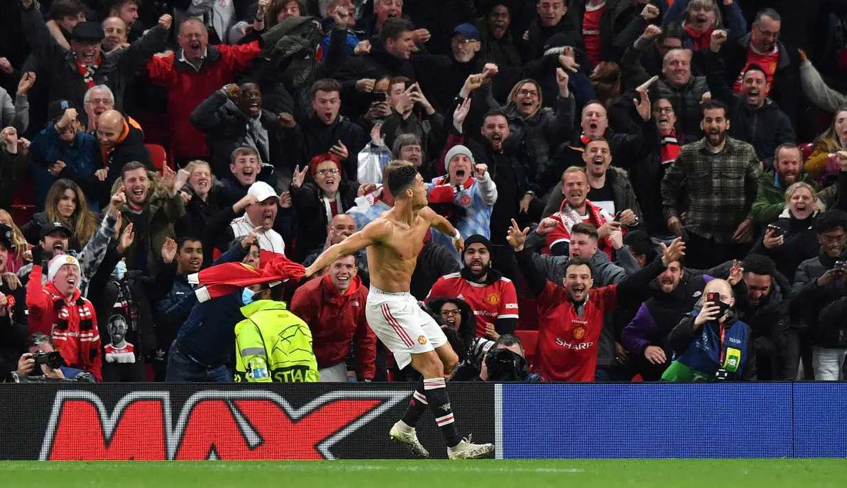 Penyerang Manchester United, Cristiano Ronaldo berselebrasi usai mencetak gol ke gawang Villarreal pada menit ke 90 + 5 dalam pertandingan grup F Liga Champions di stadion Old Trafford, Inggris, Kamis (30/9/2021). Manchester United menang tipis atas Villareal 2-1. (AFP/Anthony Devlin)