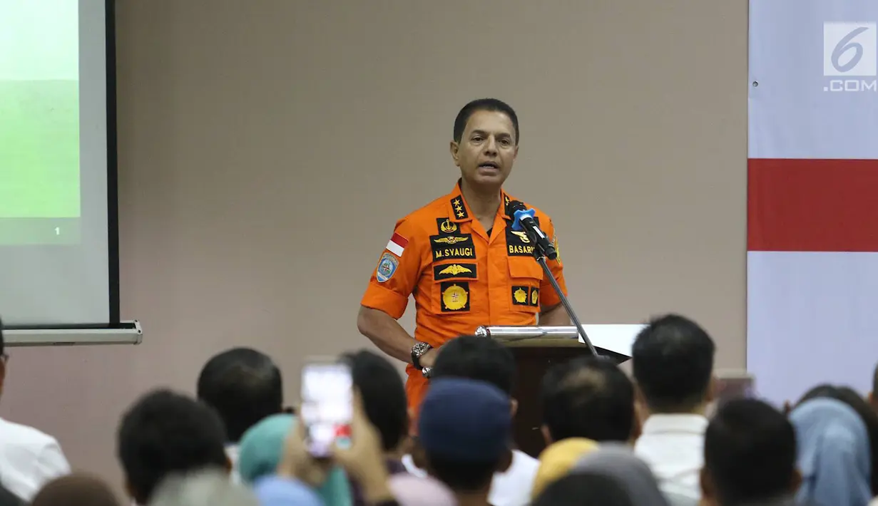 Ketua Basarnas Marsekal Madya M. Syaugi memaparkan evaluasi saat konfrensi pers proses evakuasi Lion Air JT 610 di Jakarta, Senin (5/11). Konfrensi pers menginformasikan perkembangan terkini mengenai pencarian korban. (Liputan6.com/Immanuel Antonius)