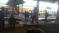 Suasana Stasiun Kiaracondong usai tergulingnya KA Malabar di Tasikmalaya (Okan Firdaus/Liputan6.com)