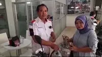 Darti penjual gorengan dari Kecamatan Muncar Banyuwangi membeli sepeda motor gunakan uang koin (Istimewa)