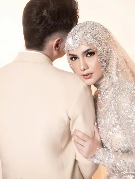 Dalam pemotretan terbarunya, sosok seorang pria yang menjadi sandarannya ini sempat mencuri perhatian. Sehingga tidak sedikit netizen yang salah fokus hingga penasaran dengan sosok pria tersebut. Namun nyatanya, pria yang ada dalam foto tersebut adalah adik kandungnya sendiri. (Liputan6.com/IG/@riomotret)