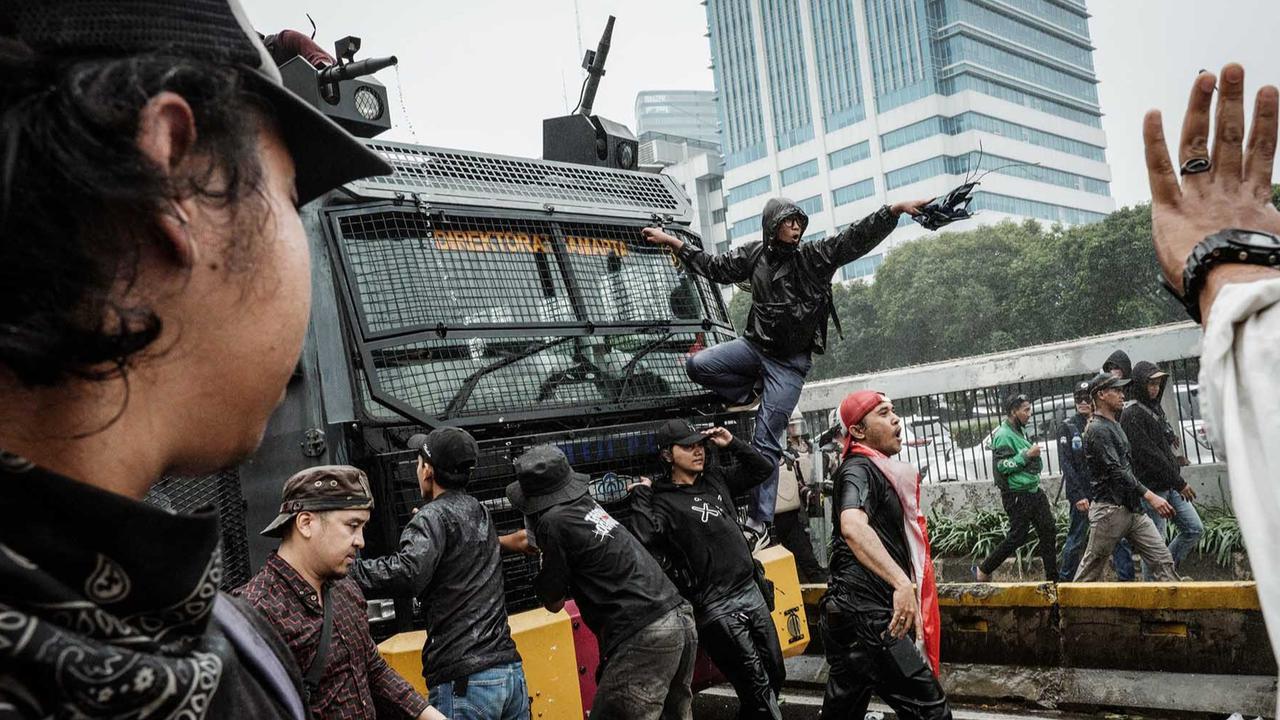 FOTO: Aksi Demo DPR 25 Agustus, Massa Bentrok dengan Aparat