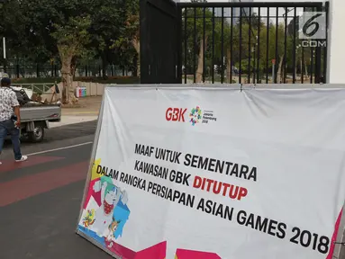 Petugas keamanan berjaga di Pintu Masuk 10 Kawasan Gelora Bung Karno, Jakarta, Jumat (20/7). Untuk memperlancar proses persiapan Asian Games 2018, kawasan GBK kembali ditutup untuk umum. (Liputan6.com/Helmi Fithriansyah)