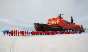 Program pendidikan internasional Icebreaker of Knowledge yang diselenggarakan Rosatom memberikan kesempatan kepada pelajar dari berbagai negara untuk mengikuti ekspedisi ilmiah ke Kutub Utara menggunakan kapal pemecah es bertenaga nuklir. (Dok. Rosatom)
