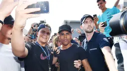 Sejumlah fans mengajak gelandang Bayern Munchen, Douglas Costa, foto bersama saat akan menjalani tes medis bersama Juventus di Juventus Medical Center, Turin, Rabu (12/7/2017). (EPA/Alessandro Di Marco)