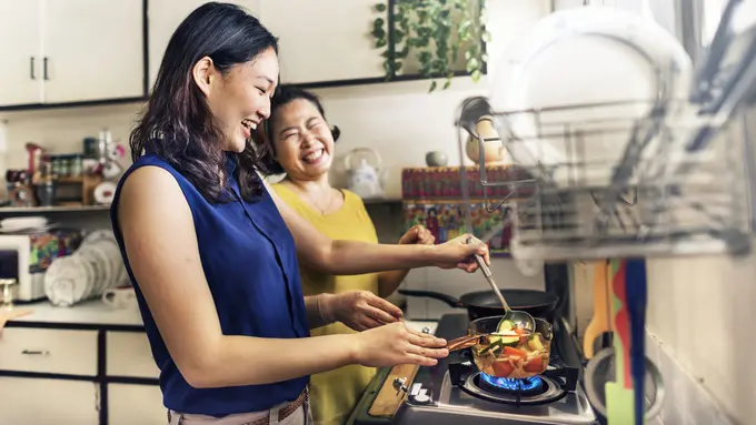 Sejuta Cara Pikat Hati Mertua, Pintar Masak Salah Satunya