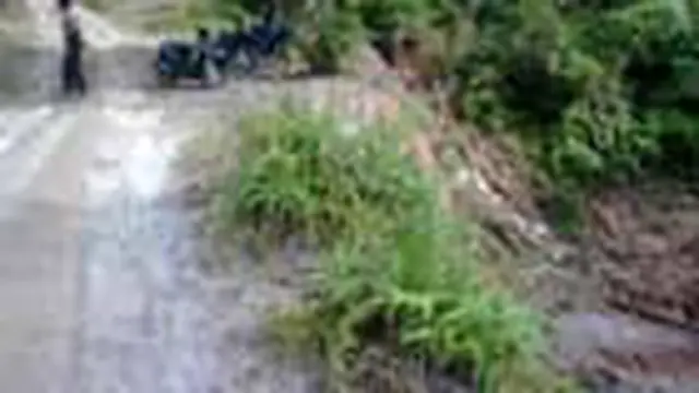 Jalan Longsor dan Berlumpur di Desa Sidodadi