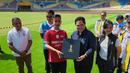 <p>Ketua Umum PSSI, Erick Thohir, menyerahkan souvenir Piala Dunia U-20 2023 kepada Wali Kota Solo, Gibran Rakabuming Raka, saat mengunjungi Stadion Manahan, Solo, Minggu (12/3/2023). (Bola.com/Radifa Arsa)</p>