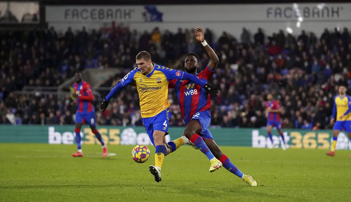 Penyerang Crystal Palace Odsonne Edouard berebut bola dengan bek Southampton Lyanco pada pertandingan pekan ke-17 Liga Inggris di Selhurst Park, London, Kamis (16/12/2021) dini hari WIB). Laga tanding antara Crystal Palace vs Southampton berbagi poin dengan skor akhir 2-2.  (Adam Davy/PA via AP)