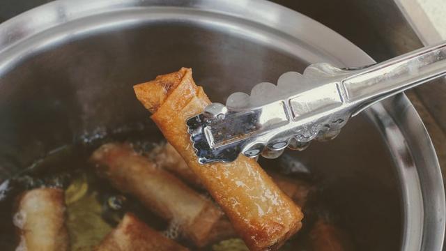 Ilustrasi gorengan dan makanan mengandung minyak