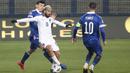 Penyerang Italia, Lorenzo Insigne (tengah) mengontrol bola dari kawalan pemain Bosnia-Herzegovina, Miralem Pjanic (kanan) pada pertandingan UEFA Nations League di Grbavica Stadium, Sarajevo Bosnia, Rabu (18/11/2020). Italia menang 2-0 atas Bosnia-Herzegovina. (AP Photo / Kemal Softic)