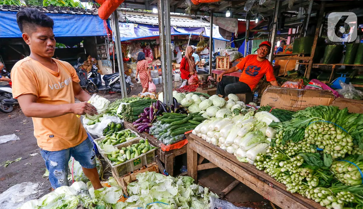 Pedagang merapikan sayuran dagangannya di Pasar Lembang, Tangerang, Banten, Selasa (4/5/2021). Kepala Badan Ketahanan Pangan Kementerian Pertanian memastikan pasokan pangan cukup sepanjang Ramadhan dan Idul Fitri. (Liputan6.com/Angga Yuniar)