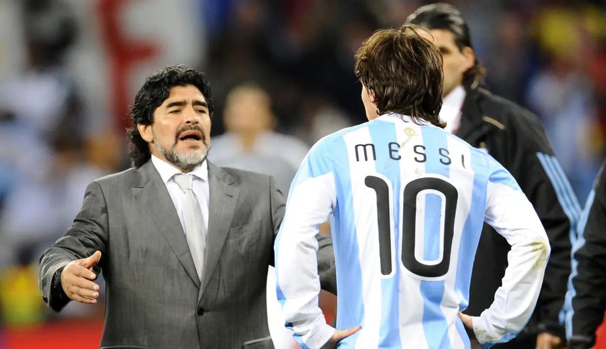 Pelatih Argentina, Diego Maradona, menyemangati Lionel Messi usai ditaklukkan Jerman dengan skor 4-0 pada laga Piala Dunia di Stadion Green Point, Afrika Selatan, (3/7/2010). (AFP/Daniel Garcia)
