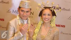 Acha Septriasa dan Vicky Kharisma memperlihatkan cincin kawin mereka usai melakukan akad nikah, Minggu,Jakarta (11/12). Kepada awak media, Vicky mengungkapkan awal hubungannya dengan Acha yang bermula dari pertemanan. (Liputan6.com/Helmi Afandi) 