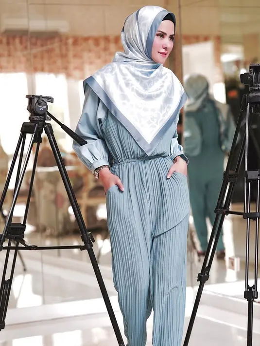 "Kalau aku kan orangnya rapi, tempat tidurnya rapi, maunya di atas. Nah dia kayak gitu (tidur di bawah), makanya aku ngambil bantal, guling, terus ikut di bawah. Kayak gitu tuh seru," kata Angel Lelga sambil tertawa. (Instagram/angellelga)