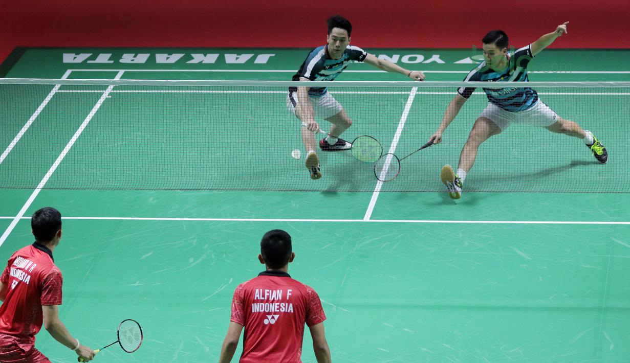 Kevin Sanjaya/Marcus Gideon berusaha mengembalikan kok ke arah Fajar Alfian/Rian Ardianto pada semifinal Indonesia Open 2018 di Istora Senayan, Jakarta, (7/6/2018). Kevin/Marcus menang 21-13, 21-10. (Bola.com/Nick Hanoatubun)