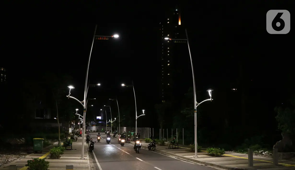 Suasana area pejalan kaki dan jalan di kawasan Kemang, Jakarta, Selasa (7/4/2020). Pemprov DKI Jakarta bakal menetapkan status Pembatasan Sosial Berskala Besar (PSBB) per Jumat, 10 April 2020 mendatang. (Liputan6.com/Helmi Fithriansyah)
