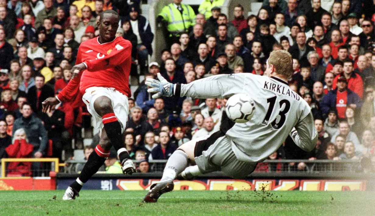 Dwight Yorke. Striker Trinidad Tobago ini menjadi top skor Liga Inggris 1998/1999 bersama dua pemain lainnya yang juga mencetak 18 gol, Jimmy Floyd Hasselbaink (Leeds) dan Michael Owen (Liverpool). Manchester United meraih gelar Liga Inggris usai unggul 1 poin dari Arsenal. (AFP/Robin Parker)