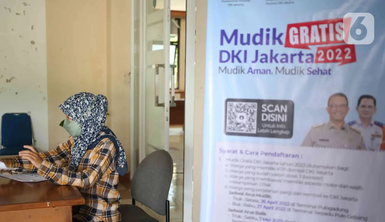Petugas Sudinhub Jakarta Selatan melayani warga yang melakukan verifikasi offline untuk mudik gratis di Kantor Sudinhub Jakarta Selatan, Pancoran, Rabu (20/4/2022). Pemprov DKI Jakarta menyediakan kuota mudik gratis lebaran 2022 sebanyak 19.680 kursi. (Liputan6.com/Herman Zakharia)