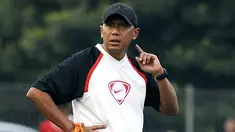 Asisten pelatih Rahmad Darmawan mengawasi latihan Timnas Senior pada Jumat (15/7) untuk menghadapi Turkmenistan di babak kualifikasi Piala Dunia 2014 putaran kedua. FOTO ANTARA/Puspa Perwitasari