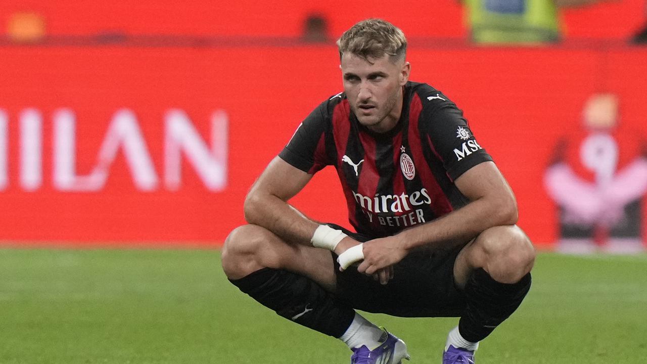 Ekspresi Santiago Gimenez usai AC Milan dikalahkan Cremonese di pekan pertama Serie A 2025/2026 di San Siro, Minggu (24/08/2025). (AP Photo/Luca Bruno)