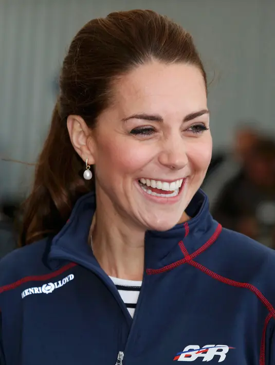 Kate Middleton tersenyum ramah saat berbincang dengan para pejabat saat menghadiri America's Cup World Series setiba di markas Emirates Tim Selandia Baru di Royal Naval Dockyard, Inggris (26/7/2015). (REUTERS/Luke MacGregor)