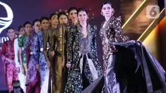 Model memperagakan busana Batik Taliabu rancangan karya Eko Tjandra dalam Selaras Wastra saat  Cita & Cipta 2024 Liputan6 x Fimela di Shangrila Hotel, Jakarta, Rabu (31/7/2024). (Liputan6.com/Angga Yuniar)
