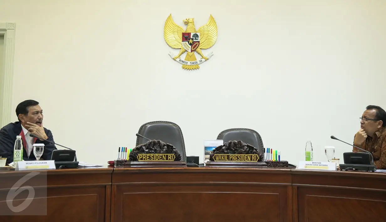 Menko Polhukam Luhut B Pandjaitan (kiri) berbincang dengan Mensesneg Pratikno sebelum rapat terbatas penanganan radikalisme dan persiapan Natal serta Tahun Baru 2016 di Kantor Presiden, Jakarta, Rabu (16/12). (Liputan6.com/Faizal Fanani)