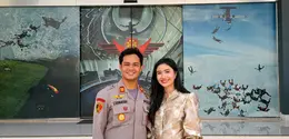 Febby Rastanty hadir sebagai ibu Bhayangkari mendampingi suami yang bertugas sebagai skydiver di HUT Polri ke-80. Gayanya anggun dengan tas Celine Rp35 jutaan. (@febbyrastanty)