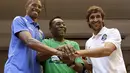 Pele dan Raul Gonzales berjabat tangan bersama Yenier Marquez (kiri) pemain timnas Kuba saat jumpa pers. (Reuters/Enrique de la Osa)