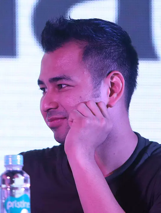 "Aku memang sekarang masih muda, saatnya aku nge-gas bisnis, umur 35-40 tinggal menikmati. Jadi emang gas usaha banyak, udah menikah, ada Rafathar, rezeki ada aja," kata Raffi Ahmad di Kelapa Gading, Jakarta Utara.(Deki Prayoga/Bintang.com)