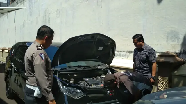 Overload, Sopir Taksi Online Cirebon Jual Mobil