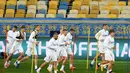 Para pemain Ukraina melakukan pemanasan saat mengikuti sesi latihan di stadion Olympiyskiy di Kiev (12/10/2020). Ukraina akan bertanding melawan Spanyol dalam lanjutan UEFA Nations League Divisi A Grup 4 (A4) di Stadion NSK Olimpiyskiy. (AFP/Sergei Supinsky)
