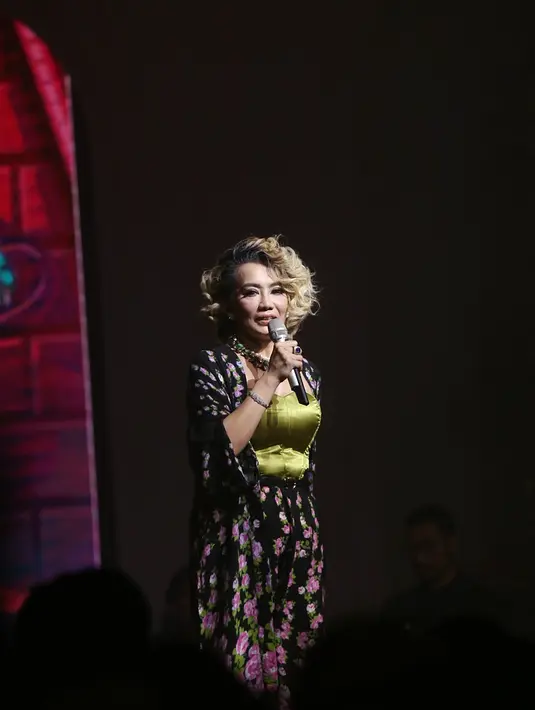 "Karena emang pertama album, semuanya serba pertama hingga bisa membuka, aku bisa bertemu kalian semua. Semoga bisa membahagiakan kalian semua," ujar Reza Artamevia. (Nurwahyunan/Bintang.com)