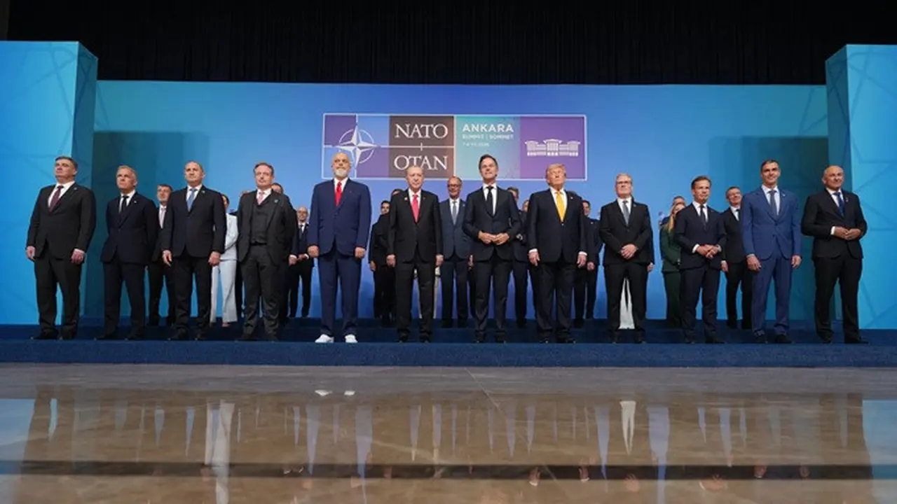 Sekretaris Jenderal NATO Mark Rutte, Presiden Amerika Serikat Donald Trump, Presiden Turki Recep Tayyip Erdogan, dan para pemimpin lainnya berfoto bersama dalam KTT NATO di Ankara, Turki, Rabu (8/7/2026).