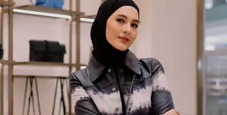 Tampilan edgy Paula dalam balutan hijab. Ia memadukan leather jacket hitam-putihnya dengan atasan, bawahan, dan hijab warna hitam senada. Penampilannya makin chic dengan tabby bag Coach dan sepatu boots. [@paula_verhoeven].