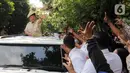 Presiden Republik Indonesia Prabowo Subianto menyapa warga sekaligus membagikan kaos seusai kunjungan dari Sekolah Dasar Negeri (SDN) Jati 03, Jakarta, Rabu (7/5/2025). (Liputan6.com/Herman Zakharia)