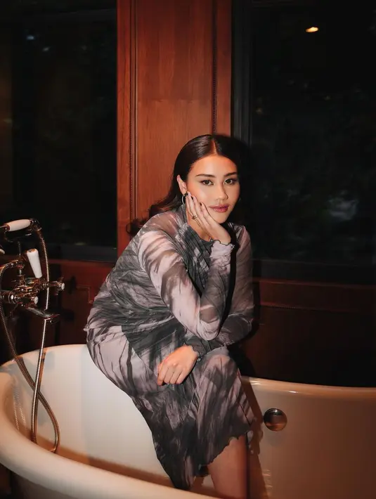 Dress tie dye dikombinasikan dengan makeup bold beri kesan glamor pada penampilan Aaliyah, setuju nggak?