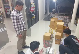 Bisnis gelap peredaran rokok tanpa pita cukai resmi terbongkar di Kabupaten Mesuji, Lampung. (Foto: Istimewa)