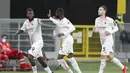 Gelandang AC Milan, Franck Kessie (kiri) merayakan gol yang dicetaknya ke gawang Red Star Belgrade bersama rekan setim dalam laga leg kedua babak 32 Besar Liga Europa 2020/21 di San Siro Stadium, Kamis (25/2/2021). AC Milan bermain Imbang 1-1 dengan Red Star Belgrade. (AP/Antonio Calanni)