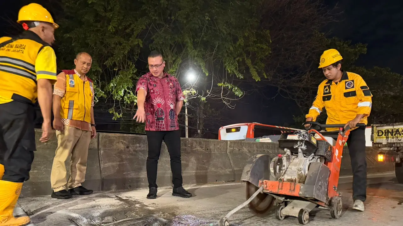 Anggota DPRD DKI Jakarta Hardiyanto Kenneth melakukan inspeksi mendadak (sidak) di flyover Pesing, Grogol Petamburan, Jakarta Barat (Jakbar), setelah menerima banyak laporan masyarakat terkait kerusakan di sepanjang jalan layang tersebut (Istimewa)