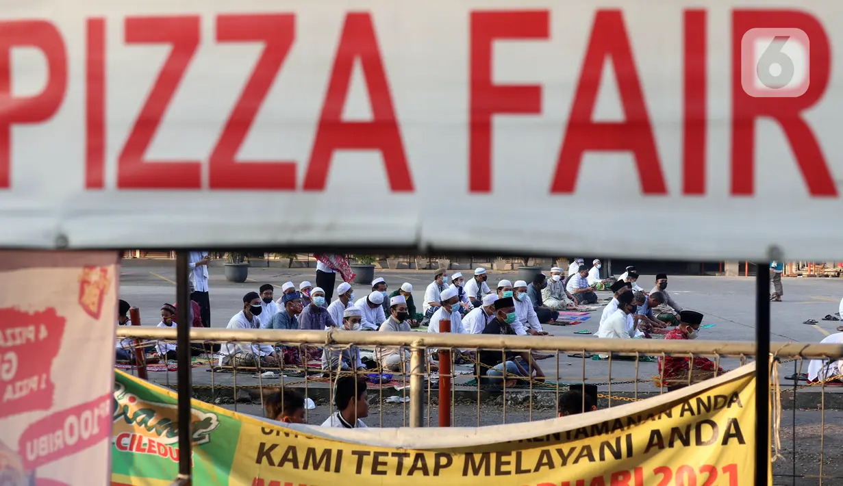 Umat muslim saat pelaksanaan salat Idul Adha 1442 H di Masjid Masjid Jami Al-Mubarok, Tangerang, Banten, Selasa (20/7/2021). Sebagian masjid melakukan pelaksanaan salat Idul Adha 1442 H, namun dengan protokol kesehatan yang ketat. (Liputan6.com/Angga Yuniar)