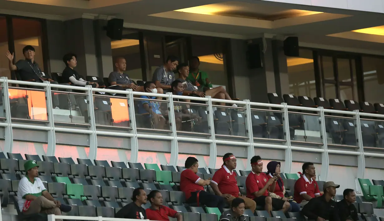 Bukan hanya deretan pelatih Timnas Indonesia U-20 saja yang menonton jalannya pertandingan tersebut. Timnas Timor Leste pun mengirimkan perwakilannya yang duduk tepat di depan asisten pelatih Timnas Indonesia. (Bola.com/Ikhwan Yanuar)