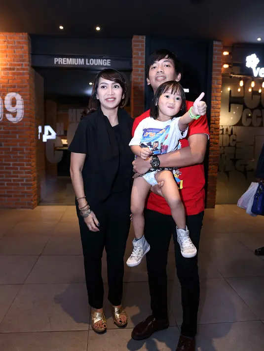 Rian di CGV bliz, Grand Indonesia, Jakarta Pusat, Senin (11/4) sengaja mengajak anaknya untuk menonton film animasi produksi Malaysia yang banyak memberikan pesan sosial pada anak-anak.  (Nurwahyunan/Bintang.com)