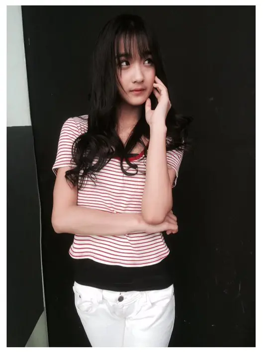 Nama Della JKT48 semakin mencuat sejak menyebut makna  semboyan Tut Wuri Handayani' dengan dengan mengartikan 'walaupun beda tetap satu'. (Via Twitter/@Della_JKT48)