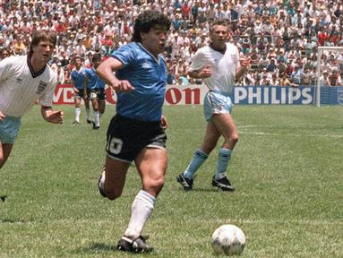 Diego Maradona pernah kedapatan dopping pada Piala Dunia 1994. Dirinya langsung dipulangkan setelah terbukti positif menggunakan varian efedrin, stimulan yang dilarang oleh FIFA. 3 tahun sebelum ini, dirinya juga dilarang bermain selama 15 bulan karena terbukti menggunakan kokain. (Foto: AFP/Staff)